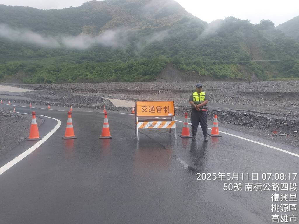 交通部公路局南區養護工程分局甲仙工務段依中央氣象署水情情資，預測11日高雄市山區將會有持續性強降雨發生，考量荖濃溪及玉穗溪水文地質環境尚未穩定，持續降雨恐誘發水位暴漲及土石流危害，上午南橫公路勤和至復興段便道0K至5K實施預警性封閉。 圖/公路局南區養護工程分局提供