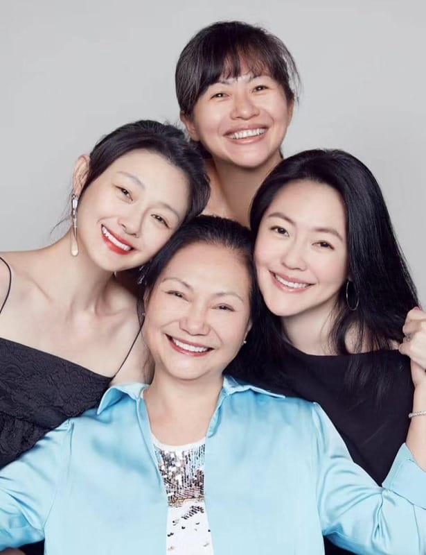 S媽在深夜貼出三姐妹照片。 圖：翻攝自黃春梅臉書