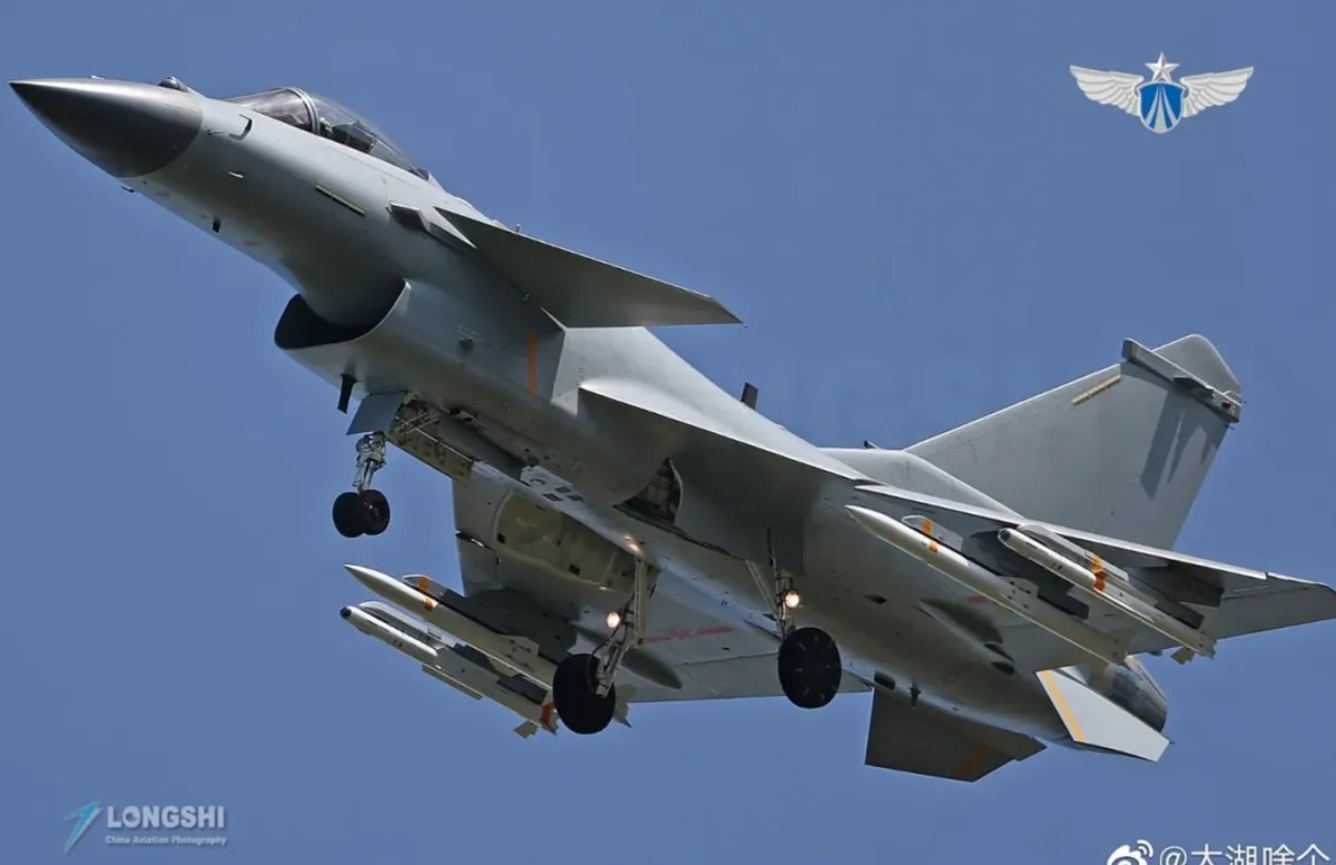 J-10C 的空對空裝載包括 PL-15（內側）和 PL-10（外​​側）空對空飛彈。 圖：翻攝「微博」@太湖啥個