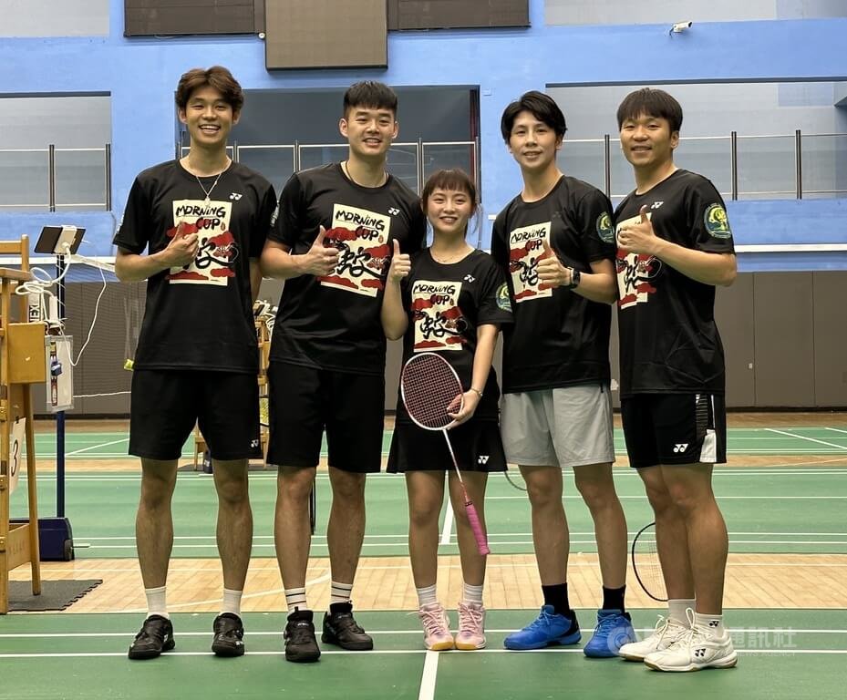 第53屆清晨盃羽球錦標賽11日舉行開幕式，奧運羽球雙金「麟洋配」王齊麟（左2）及李洋（右1）、女子拳擊金牌林郁婷（右2）等受邀出席，並下場進行表演賽。中央社記者黎建忠攝 114年5月11日