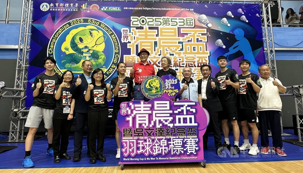 第53屆清晨盃羽球錦標賽11日舉行開幕式，奧運羽球雙金「麟洋配」王齊麟（右3）及李洋（右2）、女子拳擊金牌林郁婷（左1）等出席站台。中央社記者黎建忠攝 114年5月11日