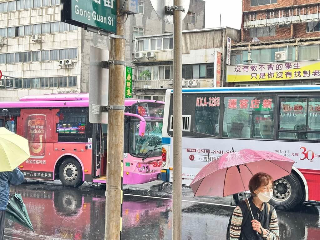 台北市文山區興隆路和羅斯福路五段路口11日下午發生2輛公車碰撞事故，造成251路線公車前擋風玻璃碎裂，幸車上人員未受傷。（民眾提供）中央社記者黃麗芸傳真 114年5月11日