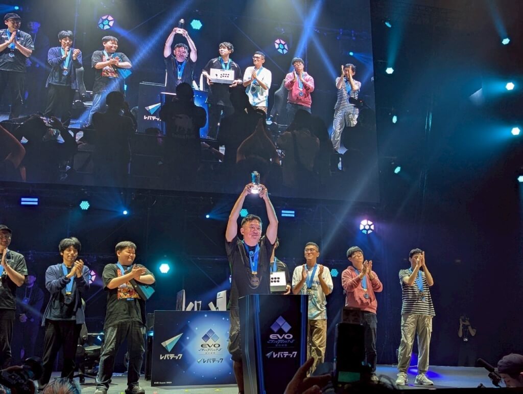 台灣電競名將手林家弘（ET，中）10日在EVO Japan「格鬥天王XV」擊敗日本選手mok，以全勝之姿完成衛冕。（圖取自x.com/evojapan_info）