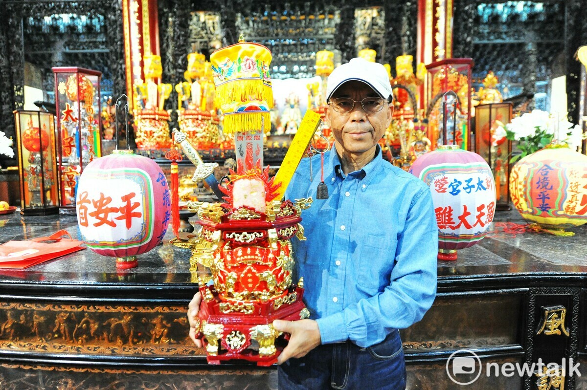 許献平是全台灣研究「有應公」最具代表性的人物。他從事有應公廟田野調查的時間最久、範圍最廣，也出版最多相關書籍，並矢志「讓有應公的事蹟流傳下來香火萬代」，因而獲得「神鬼行者」之稱號。 圖：許献平提供