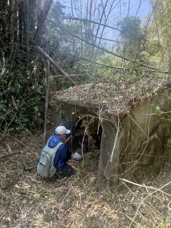許献平投入有應公田野調查多年，經常不辭勞苦深入窮鄉僻壤，探訪當地有應公，拜訪在地耆老，為有應公撰寫傳奇故事。 圖：許献平提供