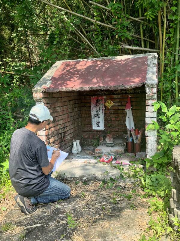 許献平投入有應公田野調查多年，經常不辭勞苦深入窮鄉僻壤，探訪當地有應公，拜訪在地耆老，為有應公撰寫傳奇故事。 圖：許献平提供