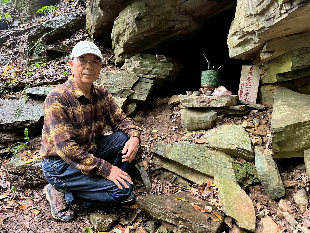 許献平投入有應公田野調查多年，經常不辭勞苦深入窮鄉僻壤，探訪當地有應公，拜訪在地耆老，為有應公撰寫傳奇故事。 圖：許献平提供