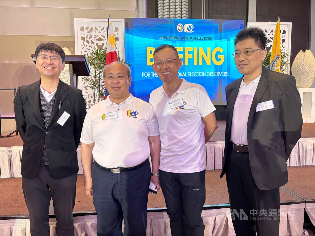 菲律賓將於12日舉行期中選舉，中央選舉委員會副主委陳朝建（左2）、台灣民主基金會副執行長陳牧民（右2）分別帶團前來觀選。中央社記者林行健馬尼拉攝  114年5月11日