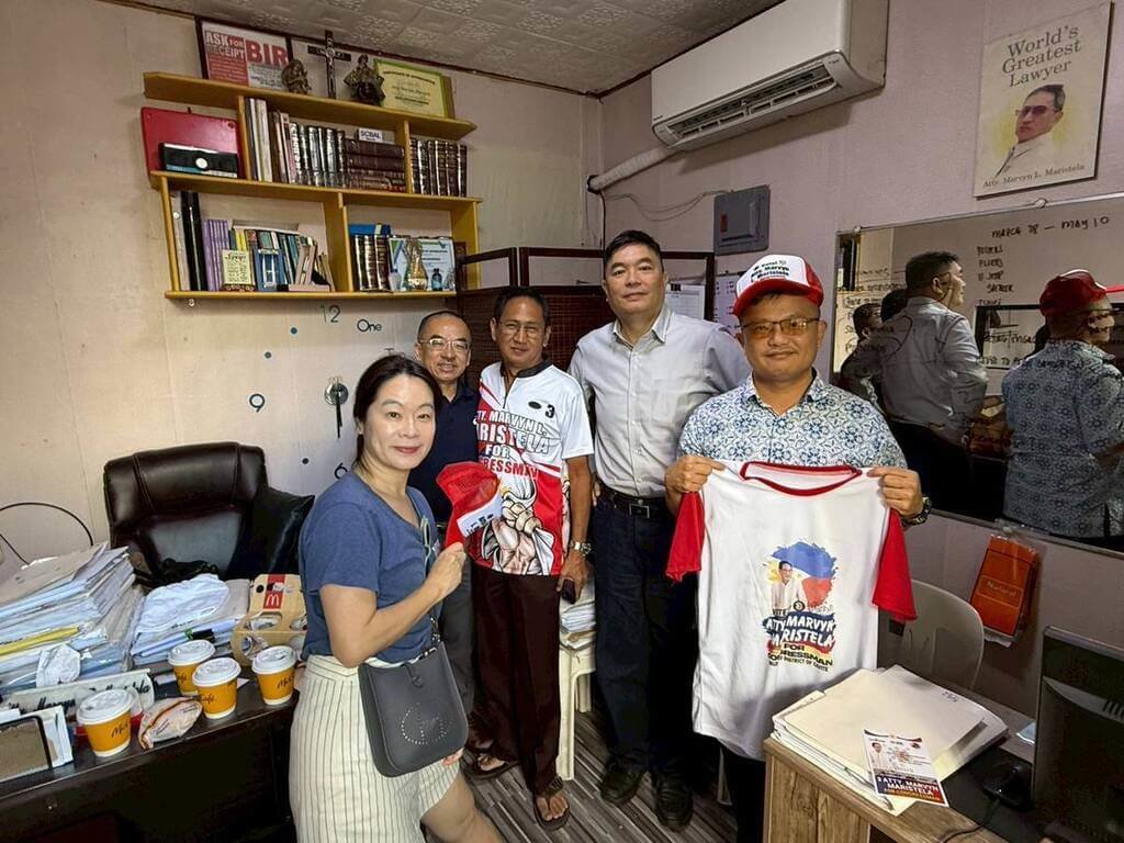 菲律賓將於12日舉行期中選舉，台灣自由選舉觀察協會也組織觀選團來菲。圖為團員拜會一名地方候選人。（台灣自由選舉觀察協會提供）中央社記者林行健馬尼拉傳真  114年5月11日