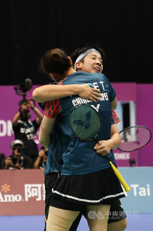 台灣羽球女雙組合謝沛珊（後）、洪恩慈（前）11日在BWF台北羽球公開賽冠軍戰擊敗日本對手奪冠，賽後兩人開心相擁。中央社記者吳家昇攝 114年5月11日