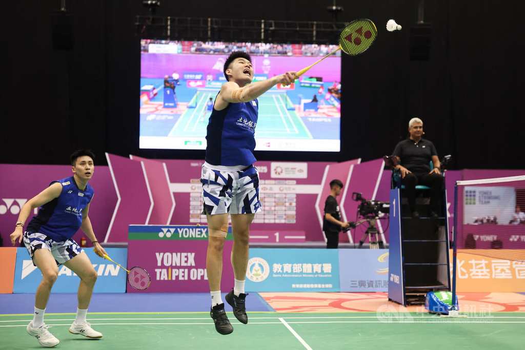 台灣羽球男雙好手王齊麟（中）、邱相榤（左）11日在BWF台北羽球公開賽冠軍戰，以直落2擊敗韓國組合，輕鬆摘金。中央社記者吳家昇攝 114年5月11日