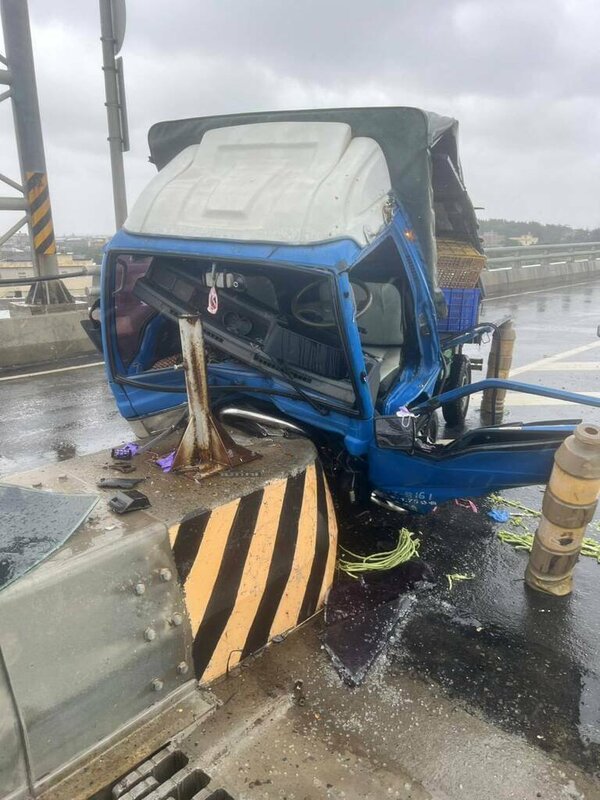 台61線西部濱海快速公路南下大城交流道附近路段11日發生車禍，駕駛小貨車的林姓男子疑似天雨加上恍神、緊張撞上安全島，車頭嚴重變形，幸林男意識清楚，送醫無大礙。（民眾提供）中央社記者吳哲豪傳真  114年5月11日