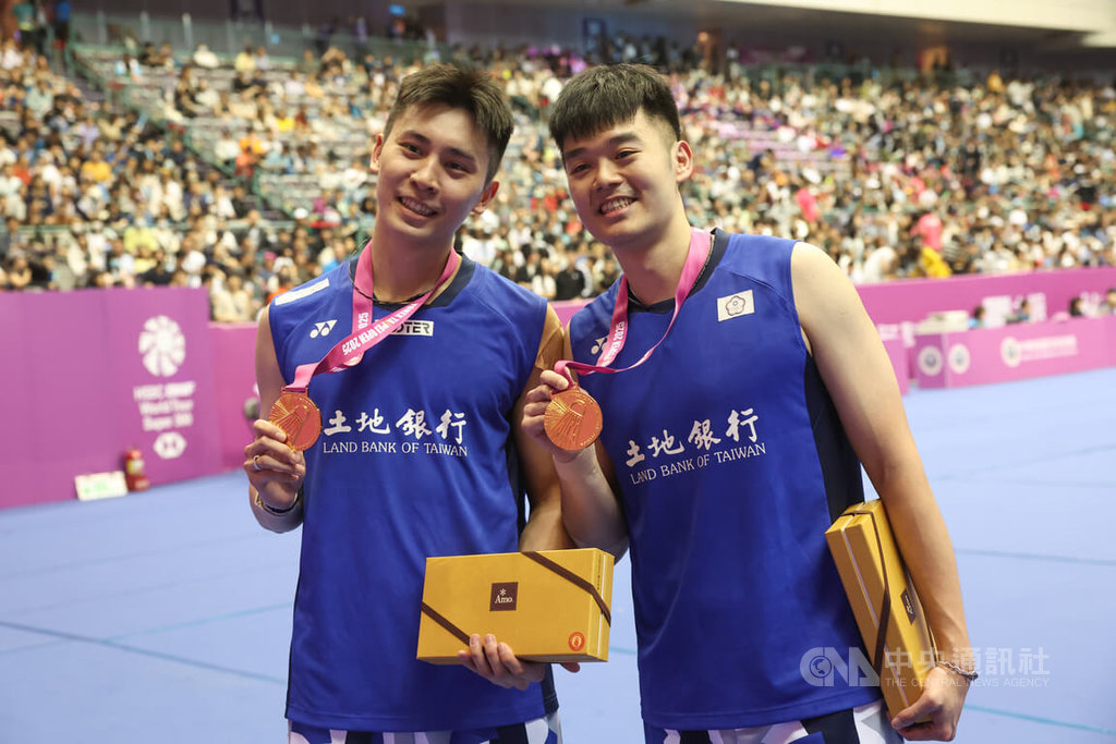台灣男雙組合王齊麟（右）、邱相榤（左）11日在BWF台北羽球公開賽決賽，以21比18、21比15擊敗韓國組合，順利摘金。中央社記者吳家昇攝  114年5月11日