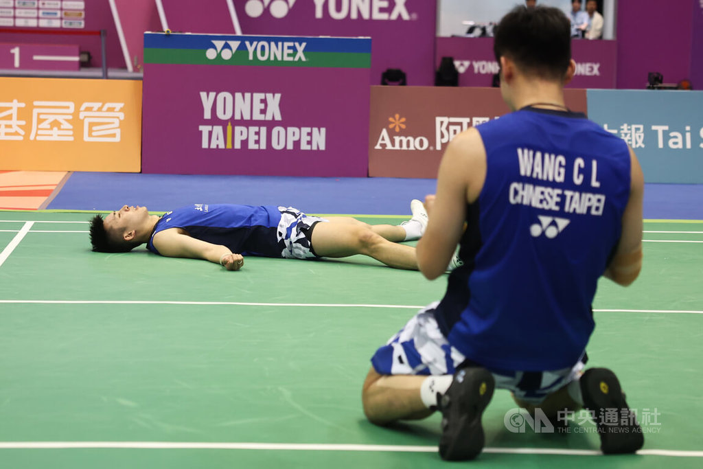 台灣男雙組合王齊麟（右）、邱相榤（左）在今年台北羽球公開賽一路過關斬將，5場比賽全都直落2獲勝，完全制霸輕鬆摘金，這也是王齊麟生涯相隔6年後再奪台北公開賽冠軍。中央社記者吳家昇攝  114年5月11日