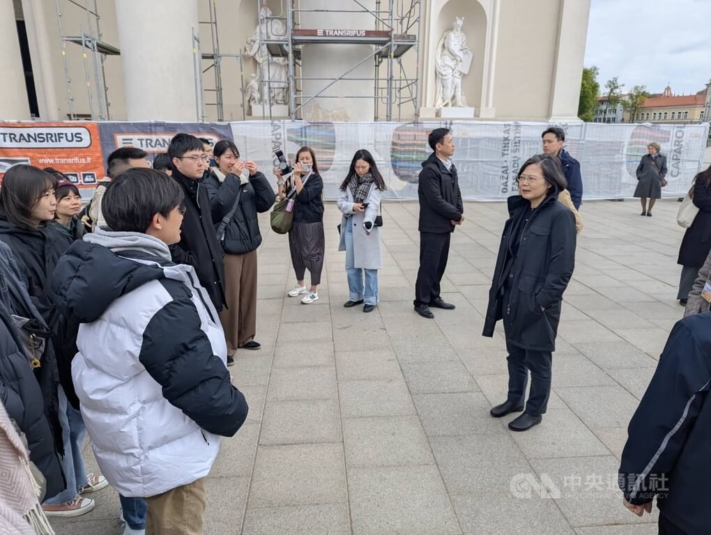 前總統蔡英文訪立陶宛，11日下午在維爾紐斯與約20位當地台灣留學生和交換生親切交流。蔡英文為學生加油打氣，並且叮嚀他們要照顧自己，場面溫馨。中央社記者游堯茹維爾紐斯攝  114年5月12日 圖：中央社提供