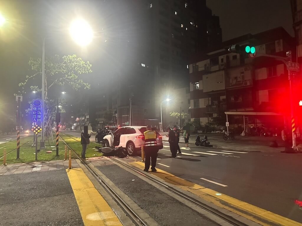 洪姓男子12日凌晨涉嫌酒後駕車，行經高雄市鼓山區1處路口時，疑似闖紅燈與女騎士發生碰撞，造成女騎士重傷送醫不治，事故還毀損輕軌設施，警消人員到場處理。（高雄市政府警察局鼓山分局提供）中央社記者張已亷傳真 114年5月12日