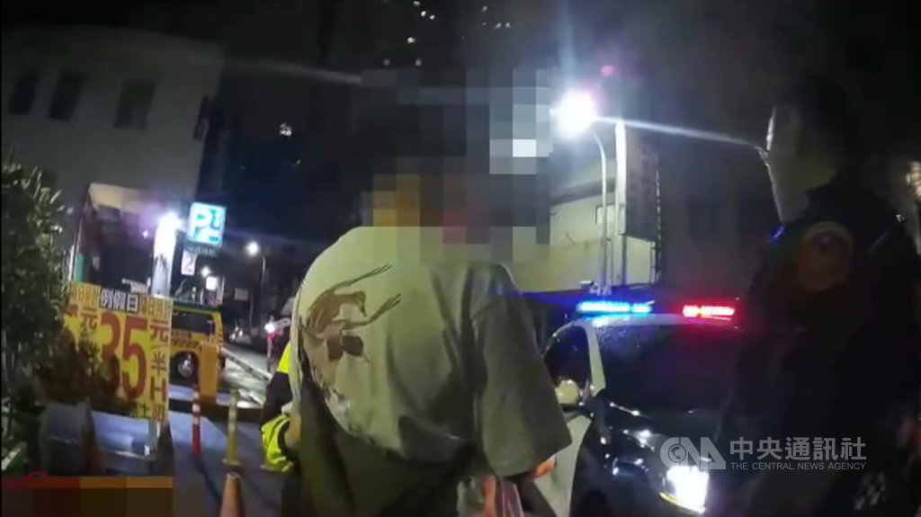 王姓男子（左）11日晚間酒後，步行台中西區一處路口，失控持摺疊傘攻擊路過車輛引擎蓋與機車騎士，造成騎士受傷，被警方依違社維法送地院裁處。（翻攝照片）中央社記者蘇木春傳真 114年5月12日