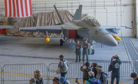 美國海軍近日在日本公開展示了一種先進空對空導彈 AIM-174B，該導彈也被稱為「標準六型」（SM-6）空射版本。 圖：翻攝自 X