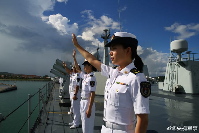 參與中柬「金龍-2025」聯合軍事演習中國艦艇12日駛入中國援建的雲壤港海軍基地。 圖：翻攝「微博」央視軍事