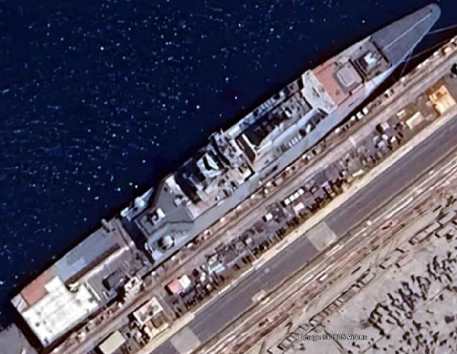 正在升級維修中的海軍「康定」級護衛艦PFG-1208「承德」號。 圖：翻攝自觀察者網