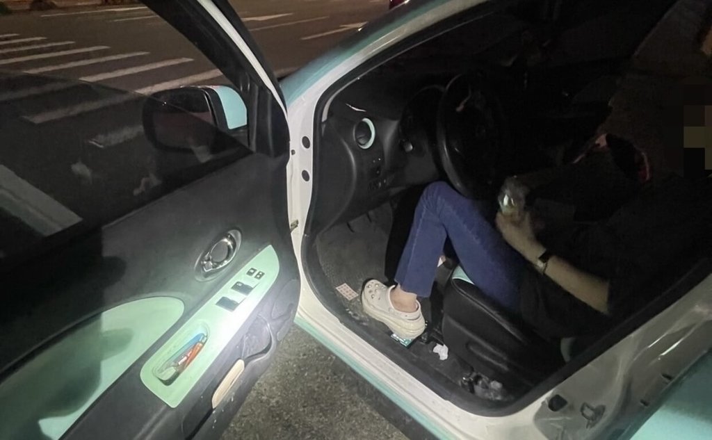 王姓女子日前晚間駕車行駛新竹市中華路一段時涉蛇行，警方獲報到場攔查發現王女精神恍惚，在車內發現毒品依托咪酯（俗稱喪屍煙彈）等，依法將其逮捕，並查扣相關贓證物。（警方提供）中央社記者魯鋼駿傳真 114月5月12日