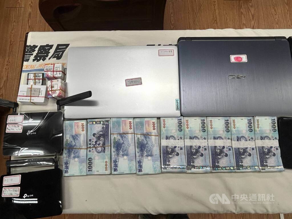 許姓男子涉嫌出資在屏東縣成立詐團機房，委由嘉義某科技公司設計假投資網站，誆騙被害人投入現金，有逾百人受騙、損失新台幣5千萬元，刑事局循線逮捕許男等8人，並查扣現金、手機與電腦等贓證物。（翻攝照片）中央社記者蘇木春傳真  114年5月12日