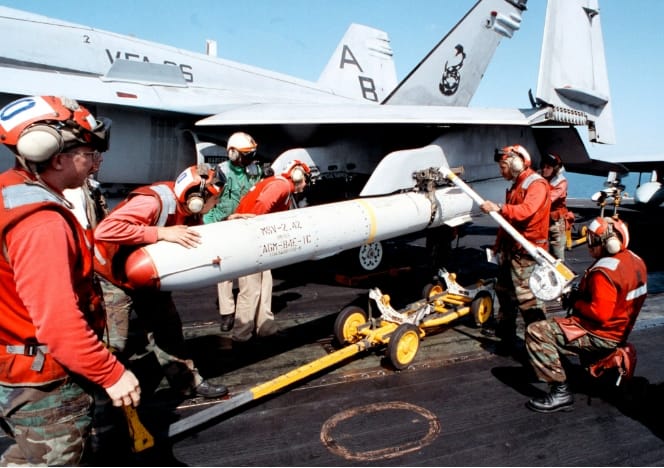 AGM-84E 魚叉防區外對地攻擊飛彈 。 圖 : 翻攝自維基百科