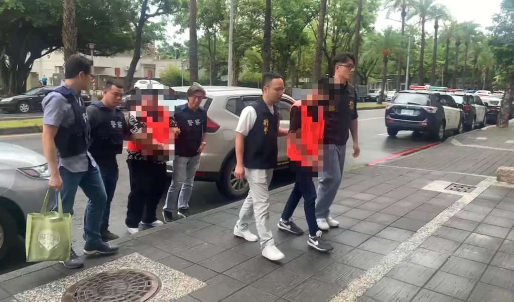 許姓男子與趙姓男子曾有酒後口角糾紛，許男日前涉嫌和李姓男子持刀攻擊用餐中的趙男，造成趙男受傷送醫，許、李2人犯案後逃逸，12日落網，訊後依法移送。（高雄市政府警察局三民第一分局提供）中央社記者張已亷傳真  114年5月12日