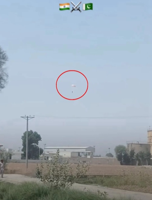 有中國專家指出，雖然網路上流傳著疑似印軍飛行員透過降落傘緩緩落下的影像，但仍需等待巴基斯坦官方公布的進一步消息。 圖：翻攝自 騰訊網 河東三叔