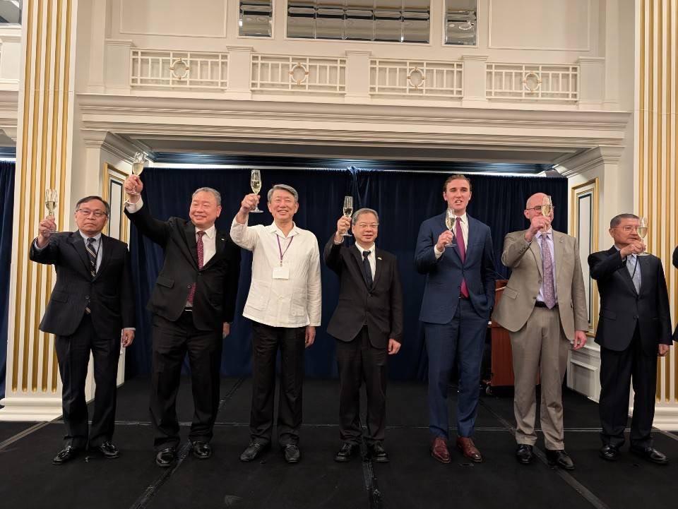 台灣今年度計有138家企業、共183名代表報名參與「選擇美國(SelectUSA)投資高峰會」，是第一大外國代表團。 圖：行政院提供