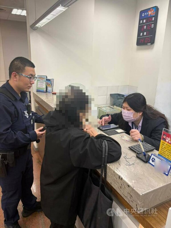 台中市一名婦人（中）日前被詐團誆騙只要測試新藥就可獲高額獎金，依指示到銀行要提領新台幣100萬元「稅金」給詐團時，行員機警發現有異，通知警方到場合作阻詐。（翻攝照片）中央社記者蘇木春傳真 114年5月12日