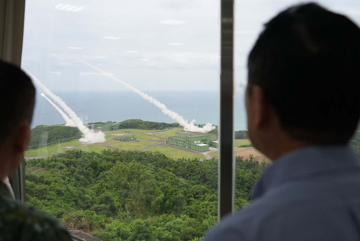 國防部長顧立雄12日視導陸軍精準武器射擊操演，觀看國軍向美採購的M142「海馬士」（HIMARS）多管火箭系統在台首次實彈射擊。 圖：翻攝「X」@mna_roc