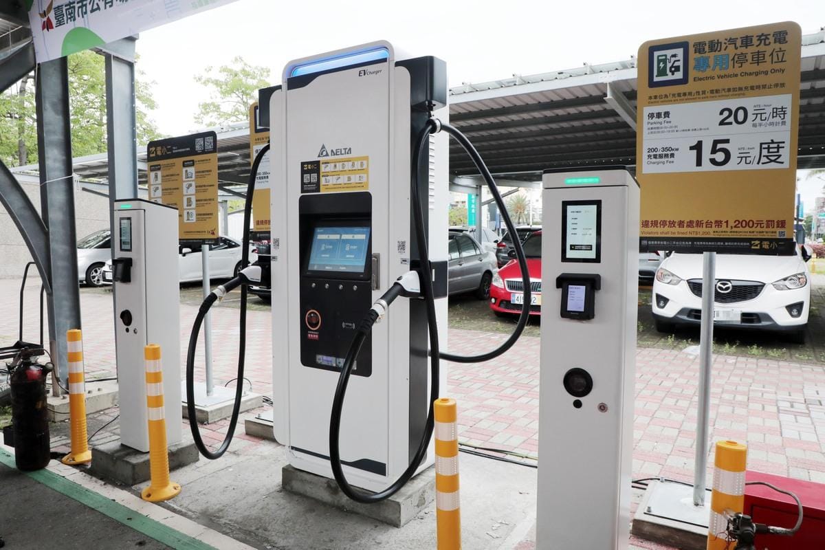 台南市政府積極打造友善電動車使用環境，爭取中央2.5億經費建置「區區有充電站」且「區區有快充」計畫，未來將於全市提供202站點。市府今日宣布首批完成建置送電位於安平區等10個行政區，包含13處充電站正式上線啟用。 圖：台南市政府提供