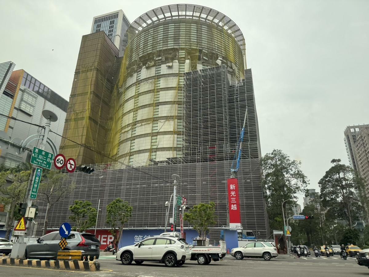 市議員江肇國、周永鴻、蔡耀頡在議會質詢批評市府高層與都發局「至今說不清楚標準」，不僅讓業者無所適從，更讓市民對公共安全產生不信任。 圖：民進黨團/提供