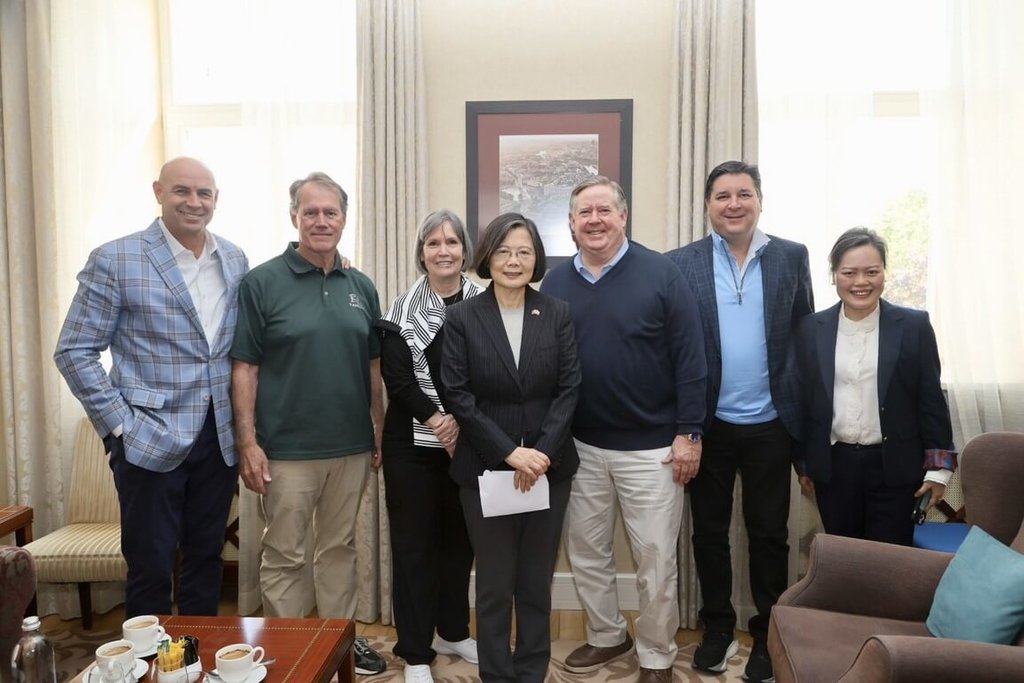 前總統蔡英文（中）出訪立陶宛，巧遇也在立陶宛訪問的美國議員，美方主動邀約下，雙方12日上午會面交流。美方與會議員有眾議院撥款委員會凱福特（又譯克維特，右3）及麥卡倫（左3）、凱斯（左2）、艾爾濟（左1），以及眾議院運輸與基礎建設委員會議員饒澤（右2）。駐立陶宛代表王雪虹（右1）也參與會面。（蔡英文辦公室提供）中央社記者游堯茹維爾紐斯傳真 114年5月12日 圖：中央社提供
