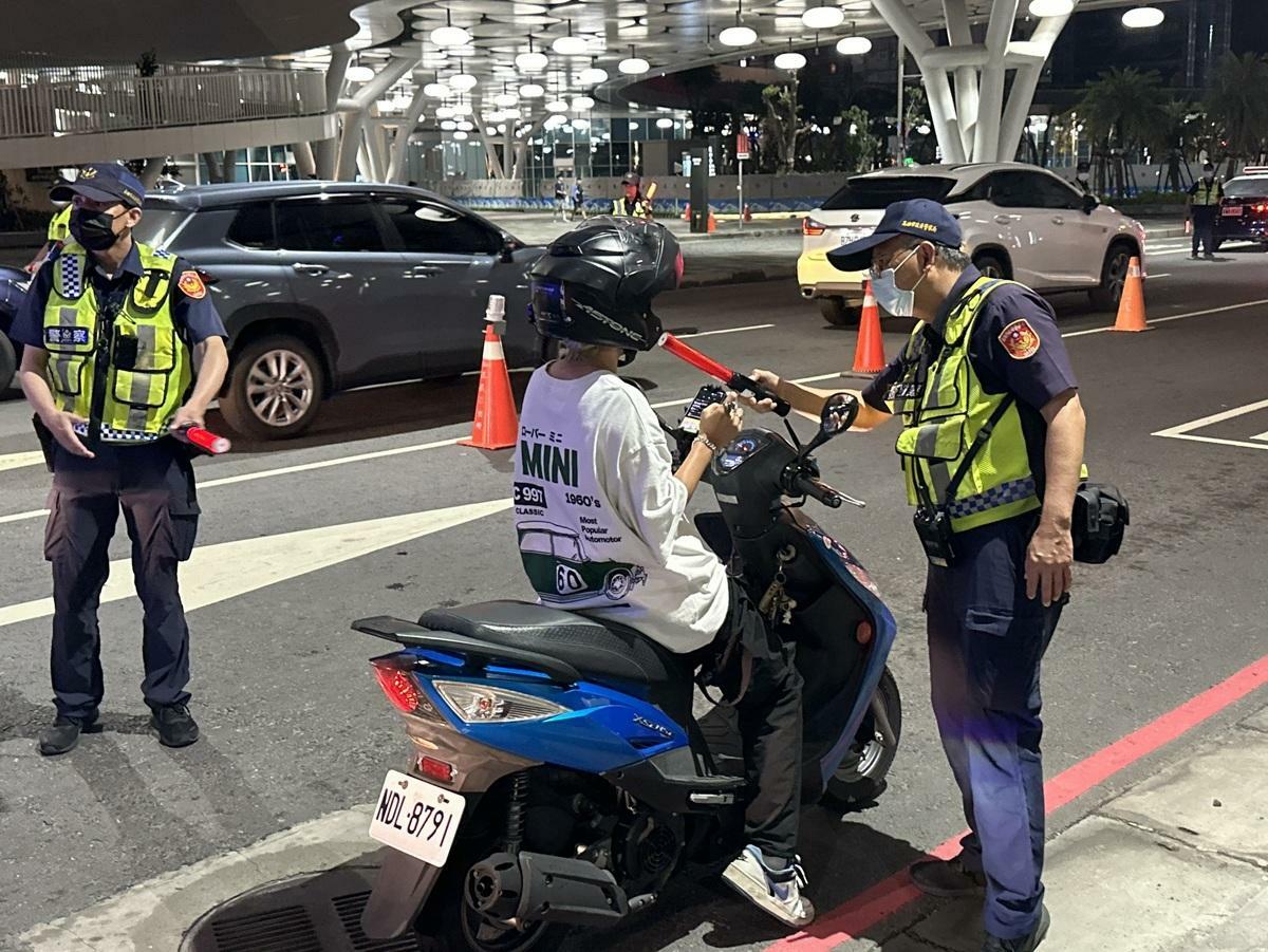 高雄市警局在高雄火車站站西路機車路檢點實施攔檢酒測。  圖：高雄市警局交通警察大隊/提供