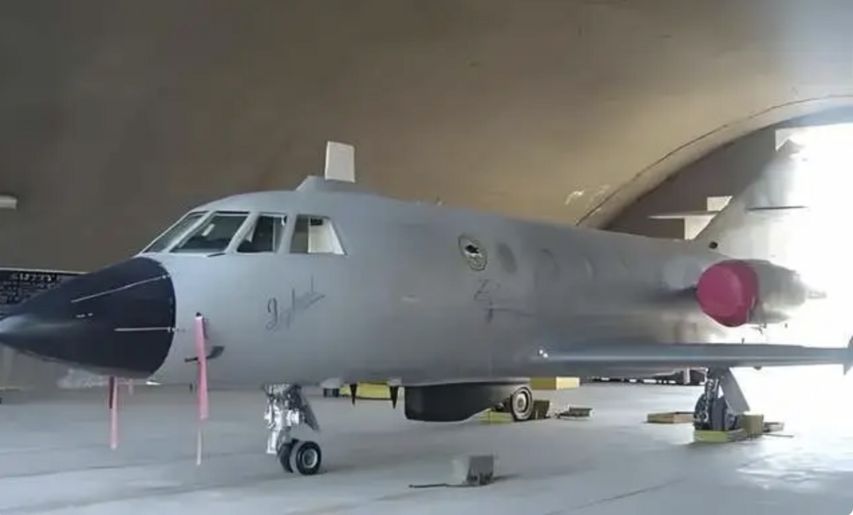 推測巴基斯坦利用獵鷹DA-20電子戰飛機搭載的Jn-1101F電子戰系統，對印度空軍的通信頻段進行高強度干擾。 圖 : 翻攝自裝甲鏟屎官