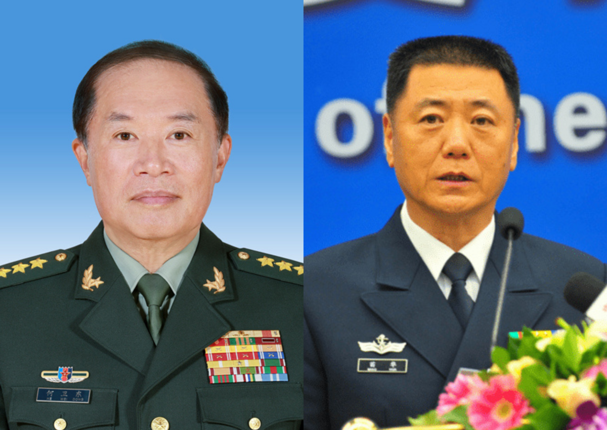 前中國大陸調查記者趙蘭健揭露中共中央軍委苗華（左）、何衛東（右）因搞「團伙政治」被立案調查。今（13）日更傳出何衛東的相關報導遭到中共軍網、國防部刪除。 圖：新頭殼合成／圖片來源：維基百科