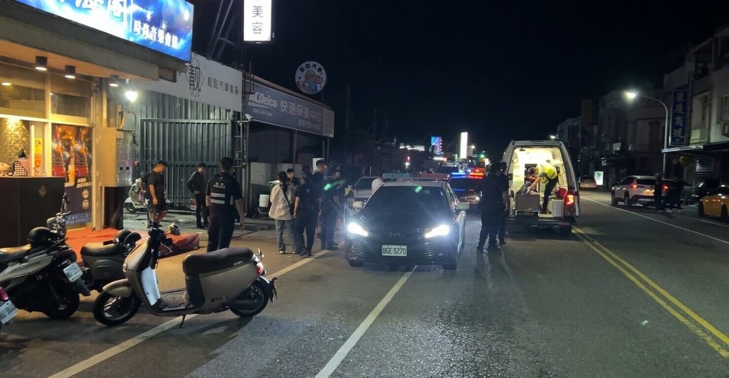 台東市13日凌晨發生3人疑持械擄人未遂轉而持刀砍傷被害者，警方獲報趕到現場處理，已鎖定犯嫌搭乘車輛追緝。（民眾提供）中央社記者盧太城台東傳真 114年5月13日
