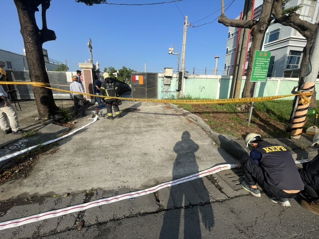 高雄市仁武區13日上午有民眾陳情聞到瓦斯異味，消防局到場發現是瓦斯配氣站溴劑壓力表頭故障，致瓦斯外洩，業者已派員止漏。環保局將依違反空污法開罰並持續在場進行環境監測。（高雄市消防局提供）中央社記者洪學廣傳真  114年5月13日