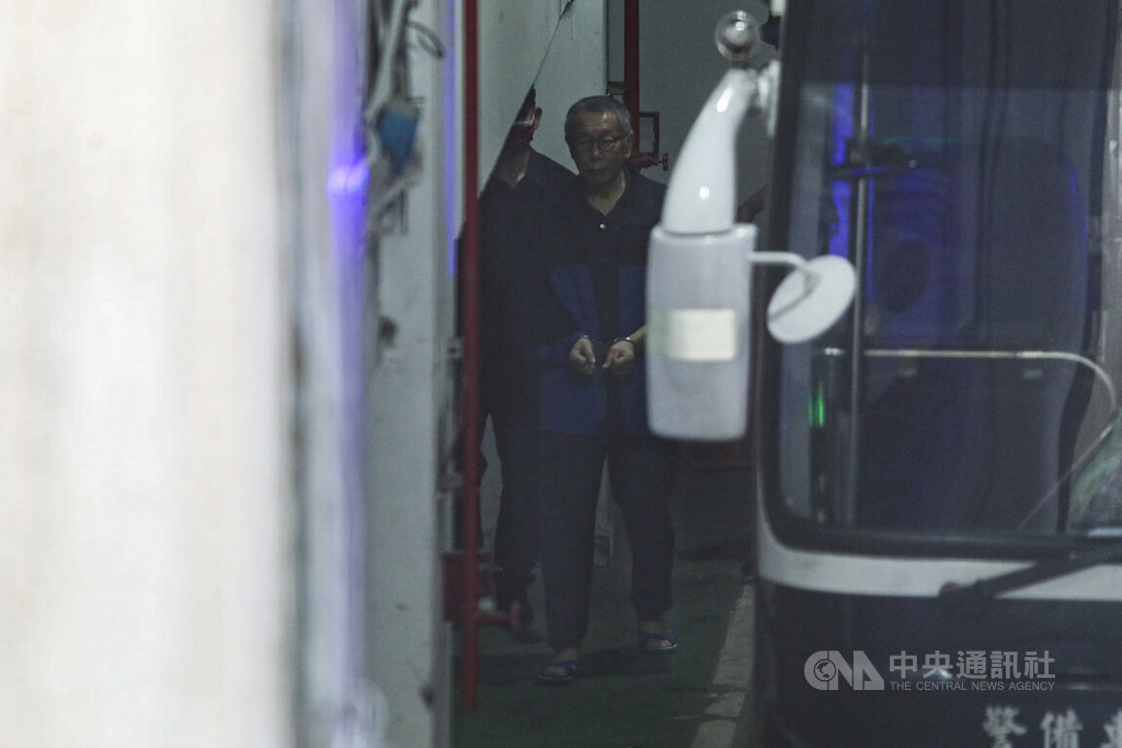 台北地方法院審理京華城案，13日召開審理庭，提訊前台北市長柯文哲（右）出庭。中央社記者鄭清元攝  114年5月13日