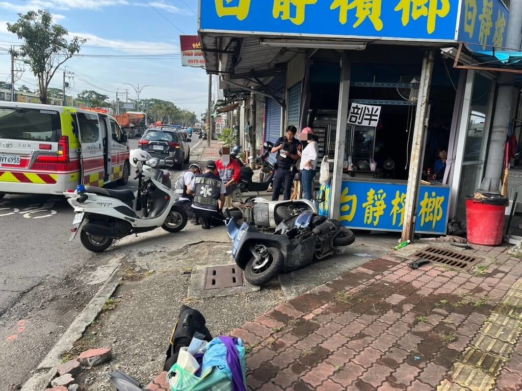 高雄大寮區13日上午發生交通事故，左轉自小客車擦撞直行機車，機車被撞上後再波及路旁機車，王姓騎士受傷送醫，但自小客駕駛連同乘客卻徒步離開現場，警方目前已鎖定車主身分，將迅速通知到案說明。（高市林園警分局提供）中央社記者洪學廣傳真  114年5月13日