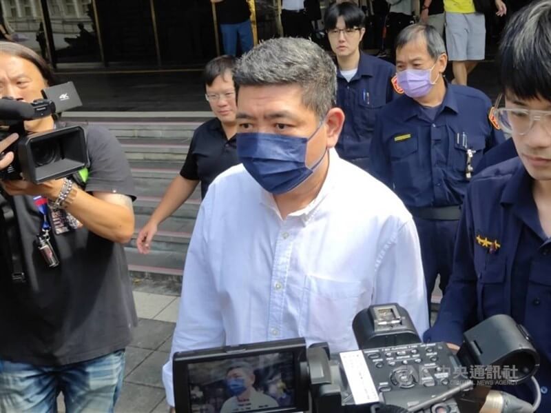 藝人NONO陳宣裕（前中）被控妨害性自主，法院13日判刑2年6月。（中央社檔案照片）