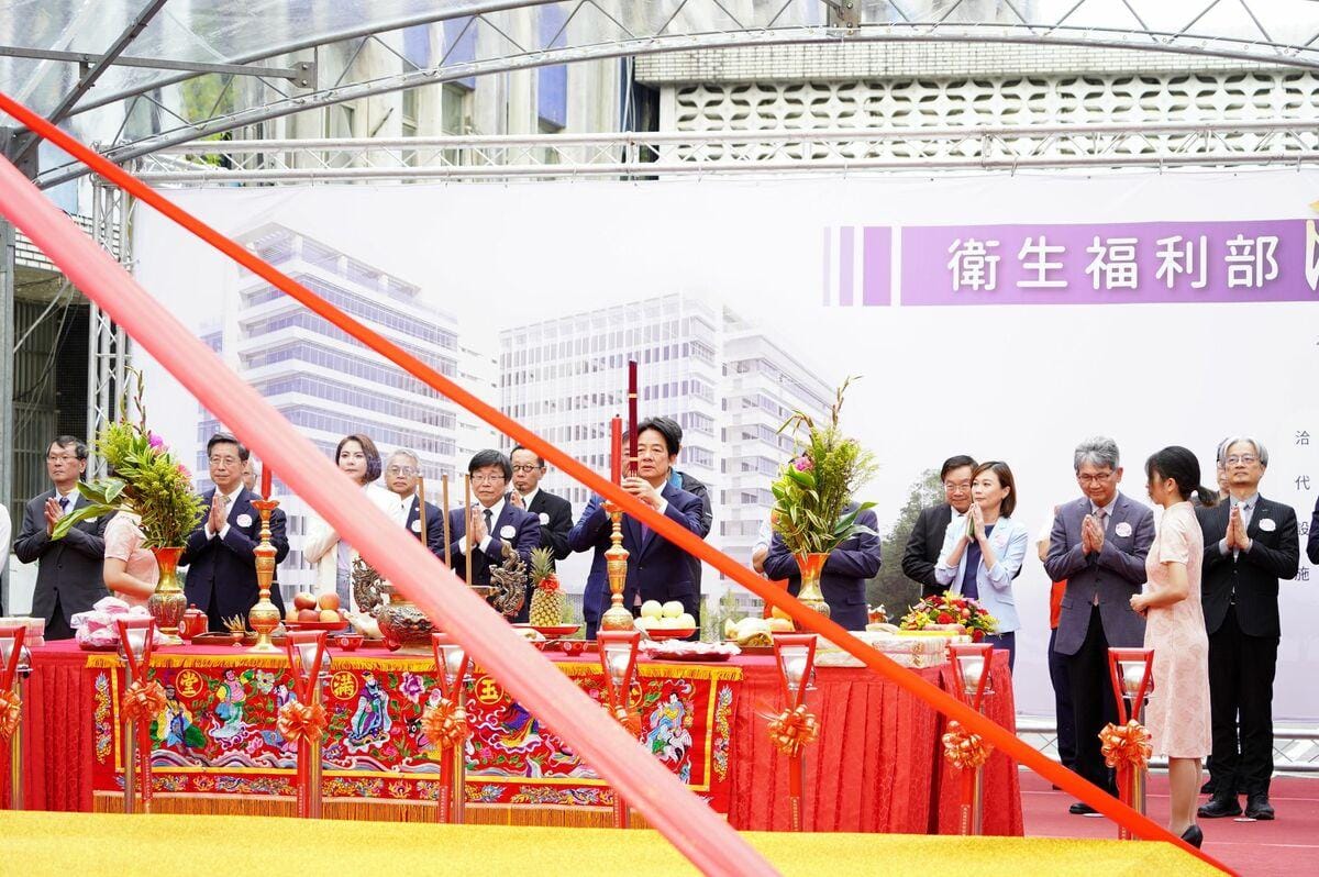 賴清德總統親臨主持動土儀式，並與行政院政務委員陳時中、衛福部長邱泰源、傳染病防治醫療網指揮官張上淳等官員一同見證。 圖：疾管署／提供