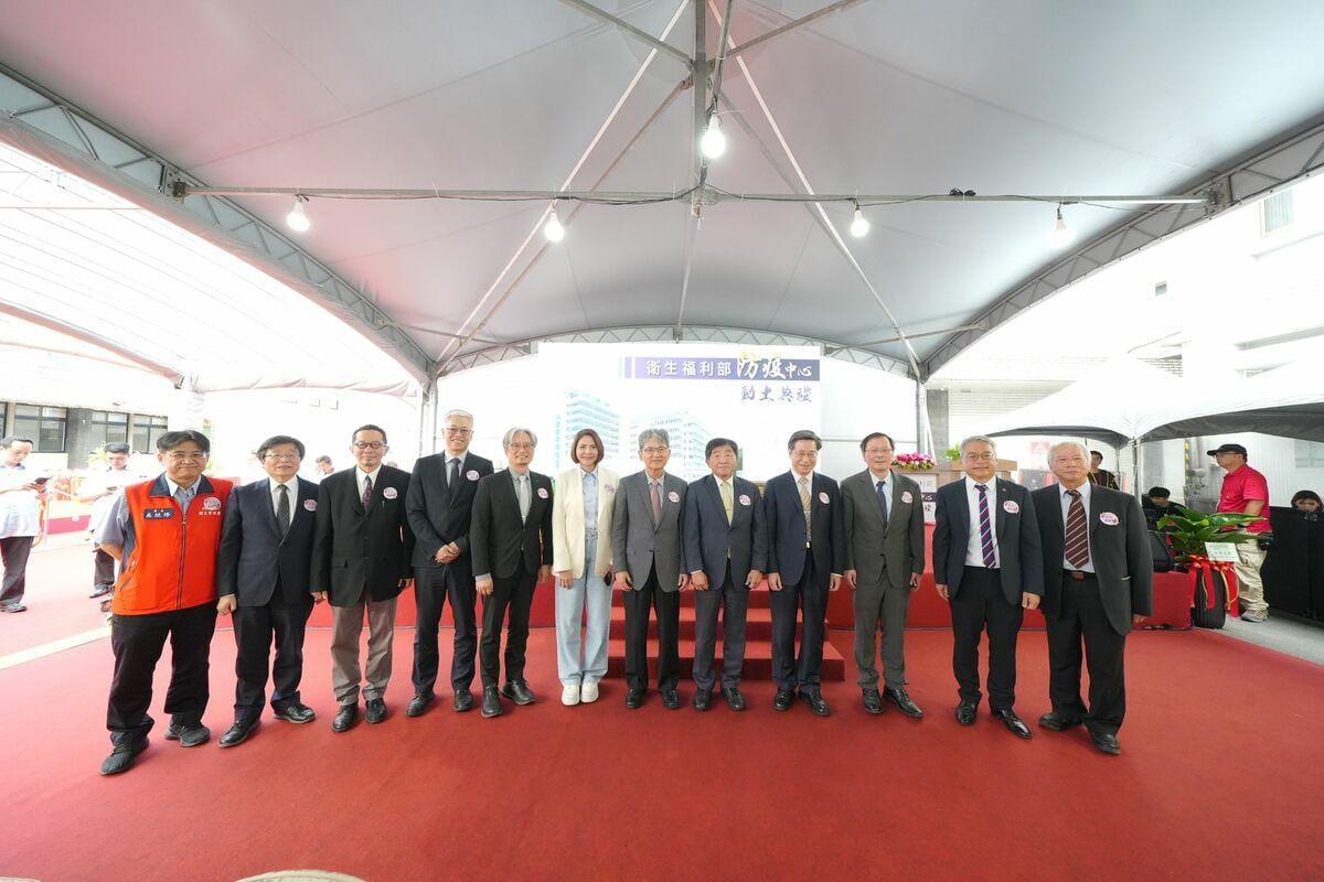 此次動土儀式在多位官員與貴賓見證下舉行，包括總統府發言人郭雅慧、政務委員陳時中、立委王正旭與陳菁徽、衛福部部長邱泰源、內政部及國發會高層官員等。 圖：疾管署／提供