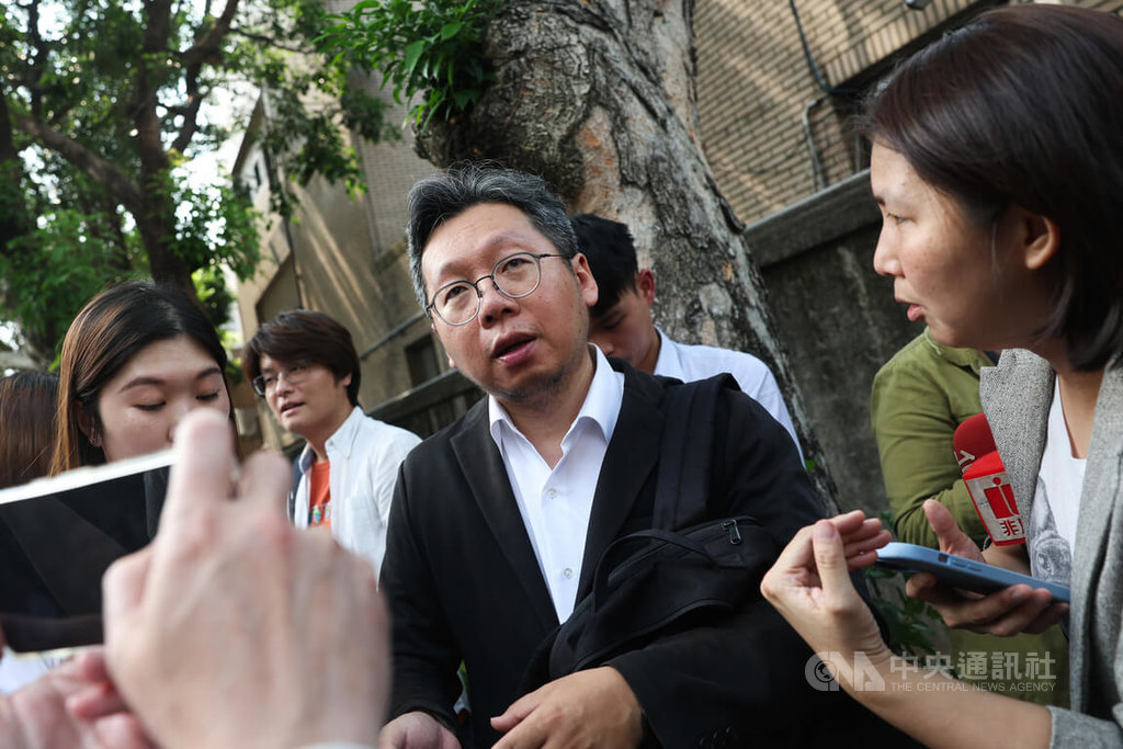 劉姓保母姊妹涉凌虐1歲男童「剴剴」致死，北院國民法官庭13日判劉彩萱無期徒刑、劉若琳18年徒刑。律師林帥孝（中）代表剴剴外婆到庭聽判，接受媒體訪問時表示，今天的結果雖沒有回應全體國民對於死刑的期待，但感謝國民法官對被告處以被害人家屬希望求處的最高刑度。中央社記者吳家昇攝  114年5月13日