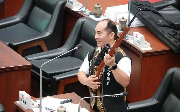 高雄議會史上頭一遭！ 原民議員高忠德帶獵槍質詢陳其邁
