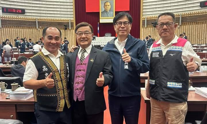 高忠德(左一)質詢後與陳其邁(右二)合影。 圖：翻攝高忠德臉書