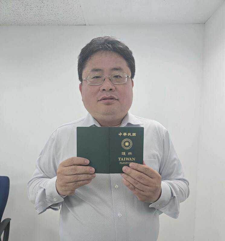 印太戰略智庫執行長矢板明夫遭國民黨檢舉外國人助講宣傳罷免，今持中華民國護照自拍，澄清已入籍中華民國，以公民身份參與公共事務。 圖：矢板明夫提供