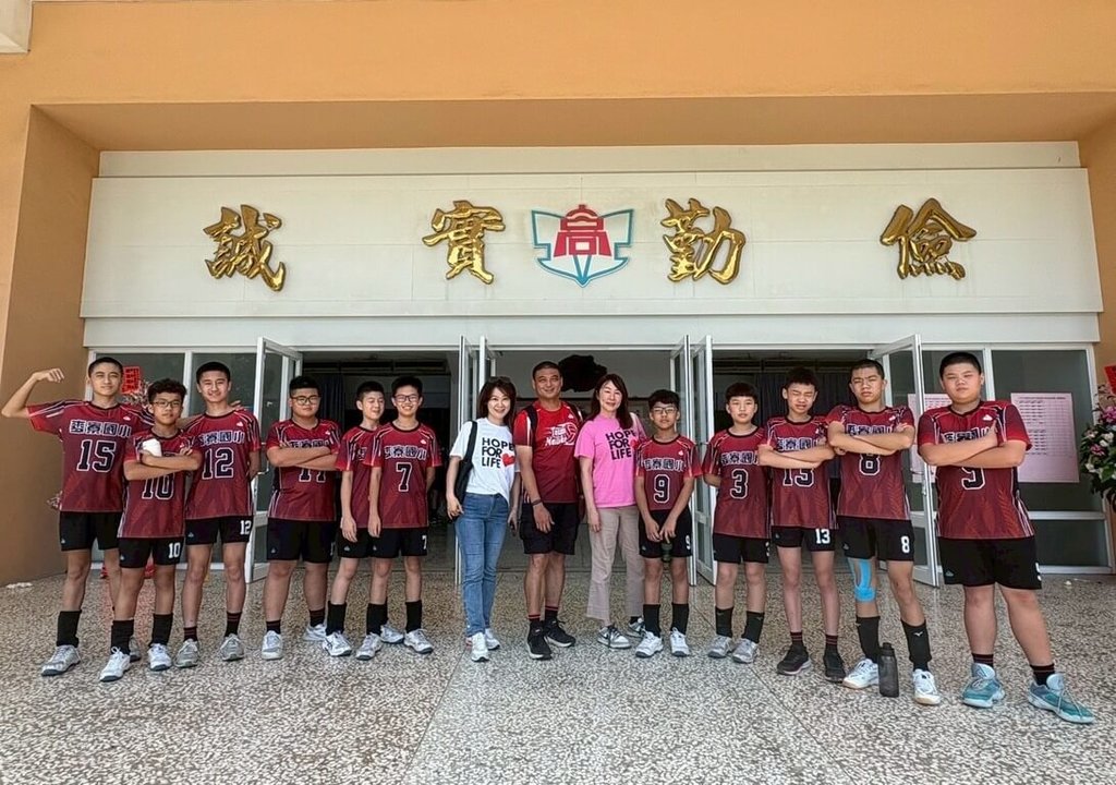 第54屆中華盃國小師生排球賽13日正式落幕，身為地主的雲林縣麥寮國小（圖）在六年級男童組冠軍賽，以直落2擊敗北市五常國小稱王。（心希望人文教育關懷協會提供）中央社記者陳容琛傳真  114年5月13日